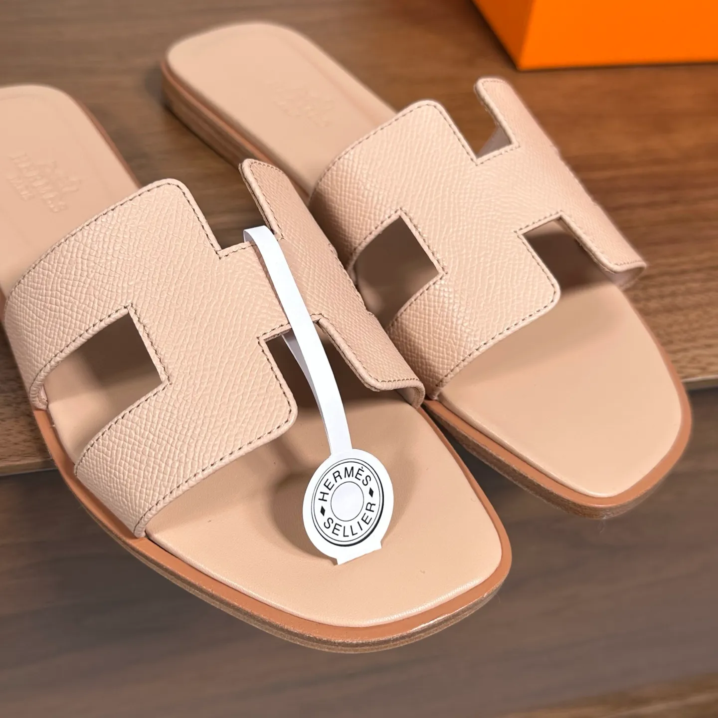 👟👟Ex-factory price 440👟👟 Hermes Hermes H slippers Oasis sandals series——————————Fashionable and versatile Super comfortable Every detail is made to the extreme Original swift calfskin Original 1:1 exclusive private mold upper/original leather outsole ▪️Packaging: Each pair of shoes comes with packaging ▪️SIZE: 35~42 (.40.41.42 customization is non-refundable and non-exchangeable)